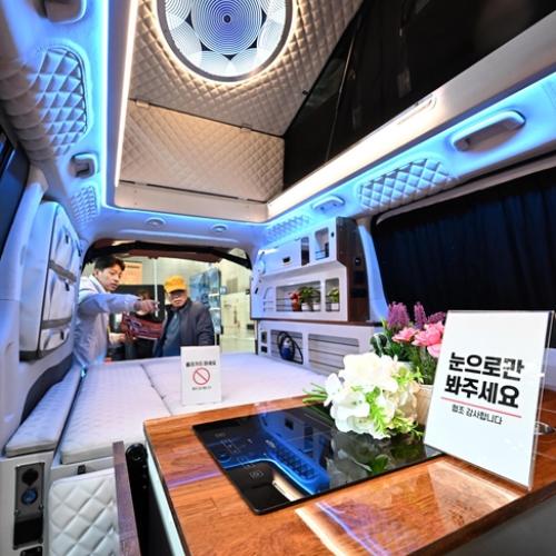 높은 층고 자랑하는 캠핑카